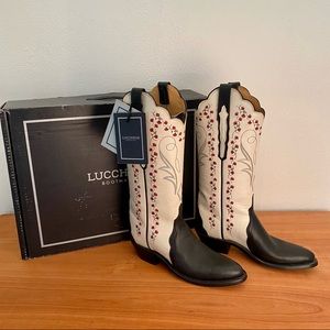 Lucchese Jersey/Glitz Cream Triad Boot
Shaft: 13"
Heel: 1.5"
Width: B